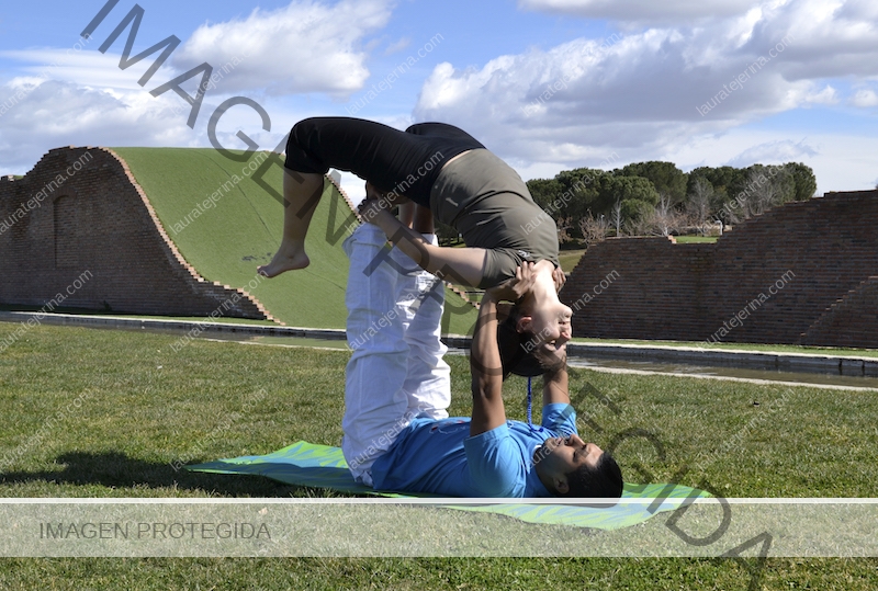 Acroyoga, el yoga más divertido en parejas y grupos – Laura Tejerina